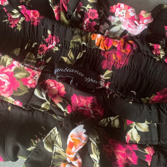 Black Flowy Floral Shorts - Picture 3 of 4